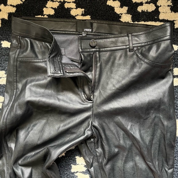 Wilfred Pants - Wilfred free faux leather leggings. Size 6